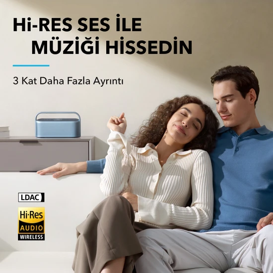 Mikrofonlu ve çeşitli bağlantı kablolarına sahip siyah kulaklıklar. HyperX logosu kırmızıdır.