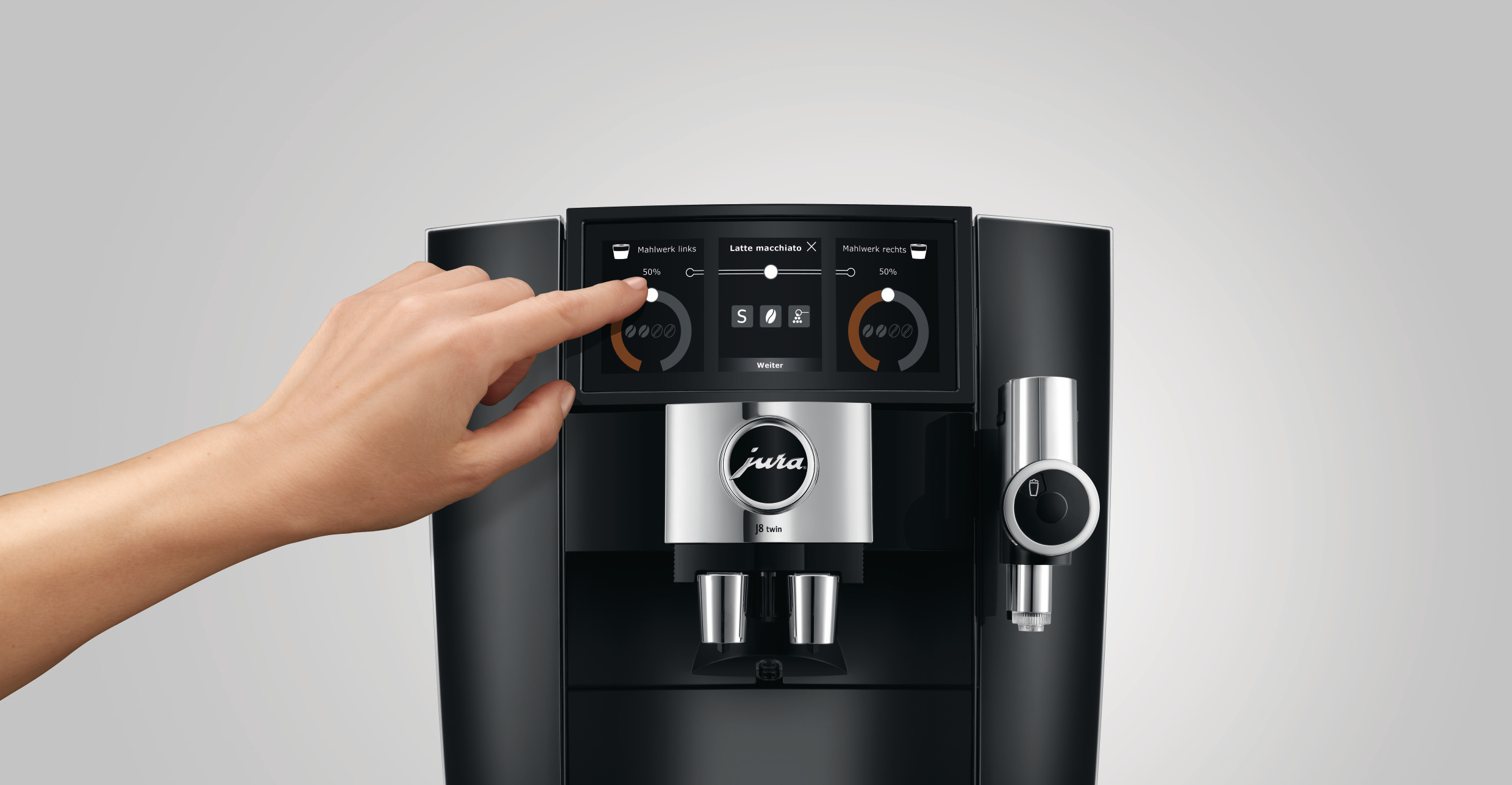 Hand berührt Kaffeemaschinenbildschirm. Bildschirm zeigt Getränkeoptionen und Einstellungen.