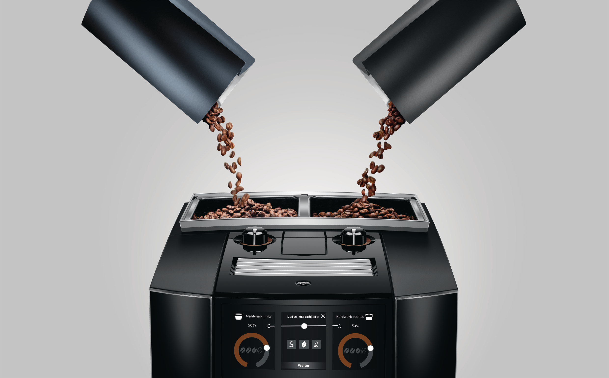 Kaffeebohnen fließen in eine Kaffeemaschine, mit Digitalanzeige.