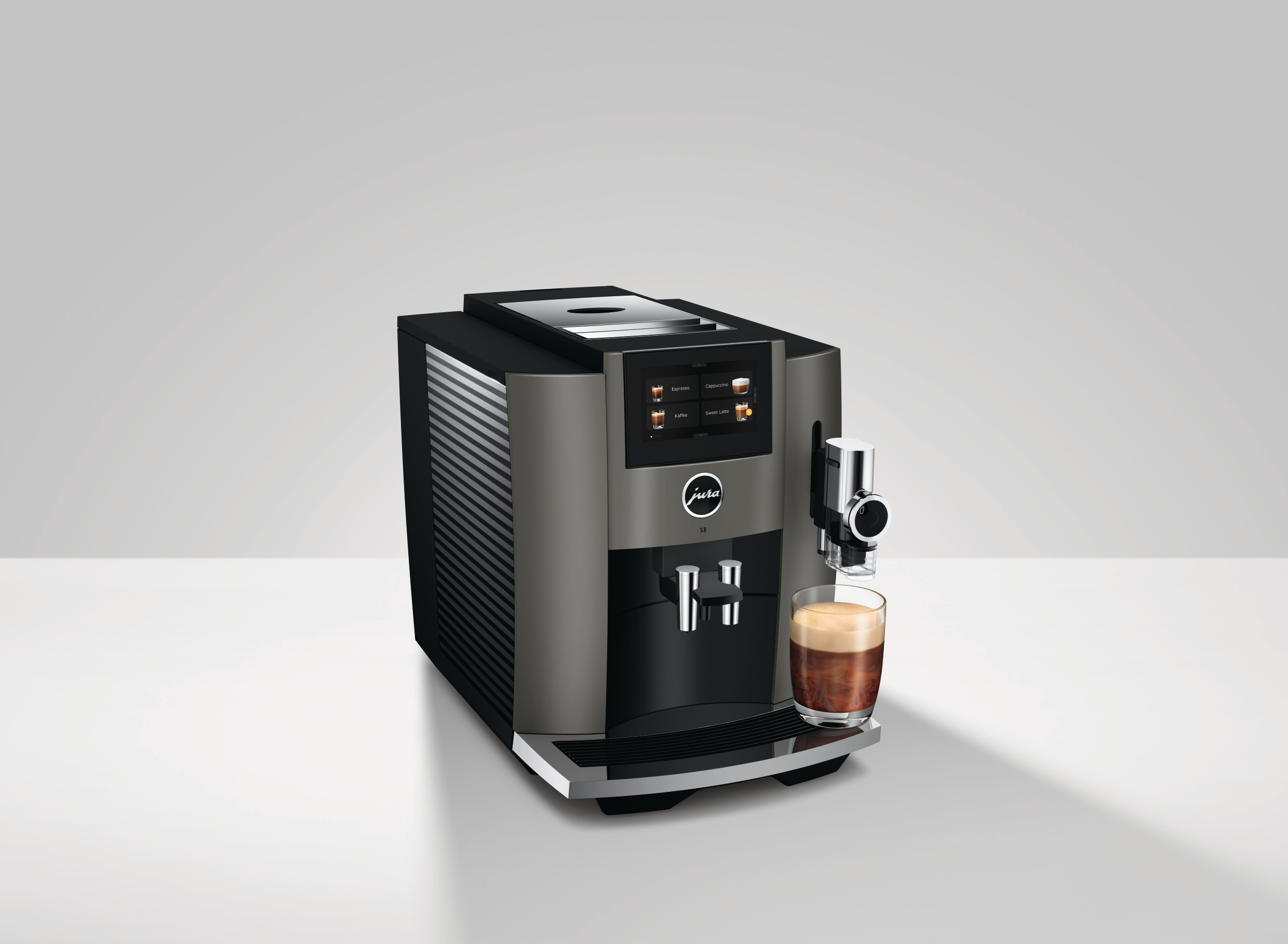 Schwarz-graue Kaffeemaschine mit einer Tasse Kaffee.