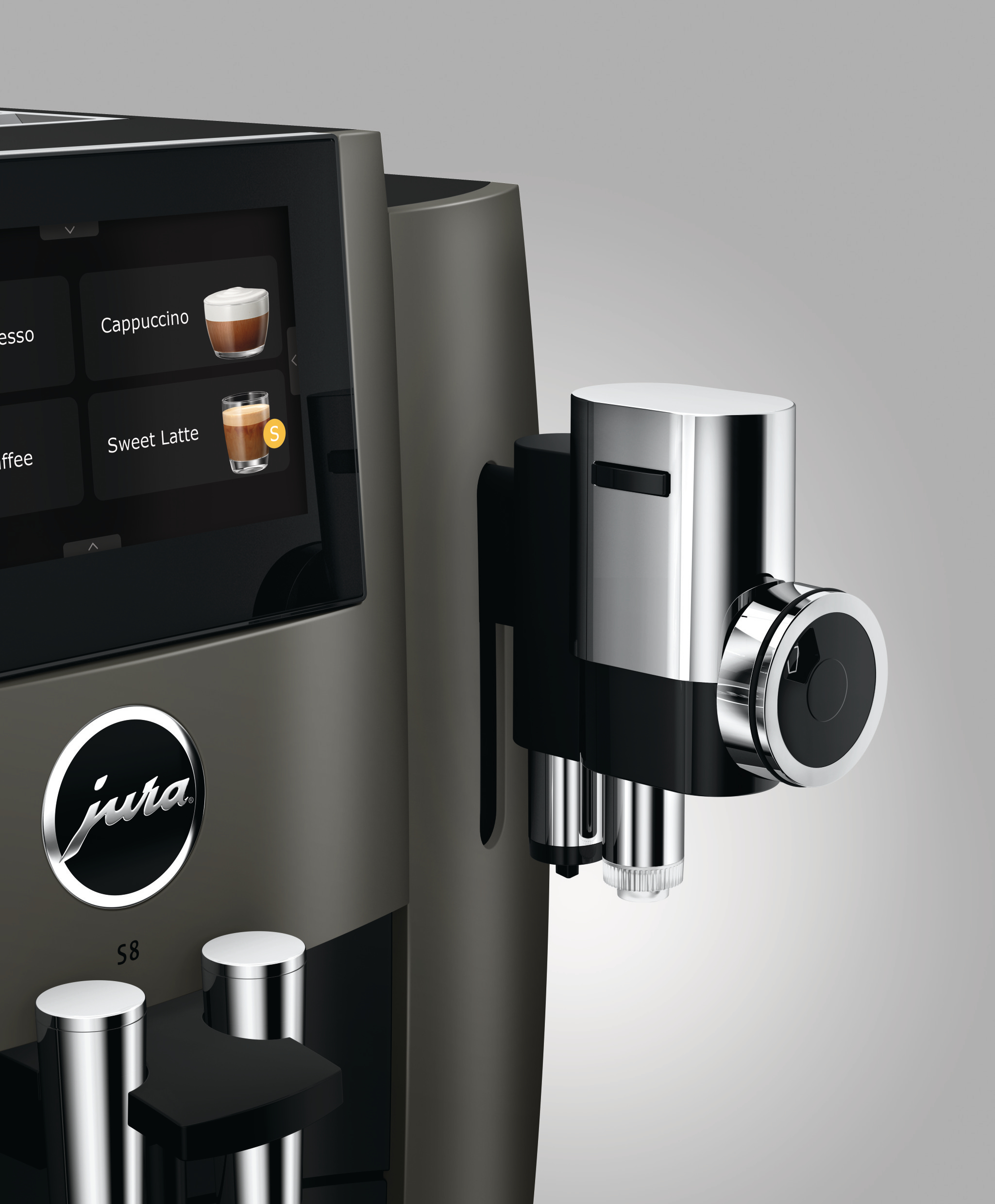 Kaffeemaschinendetail. Dunkelgrauer Körper, Touchscreen und silberne Düse.