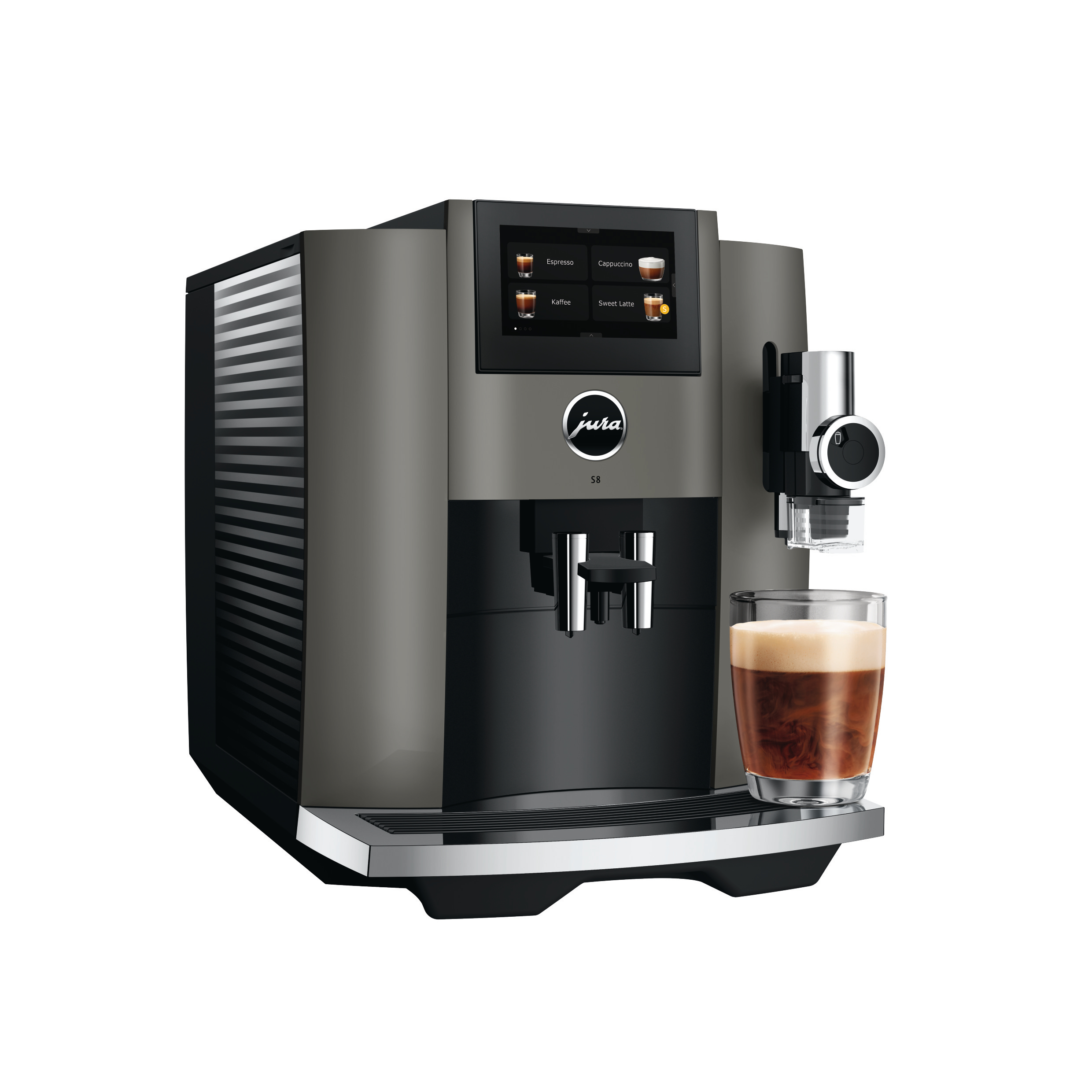 Graue und schwarze Jura S8 Kaffeemaschine mit einem Glas Kaffee, vor weißem Hintergrund.