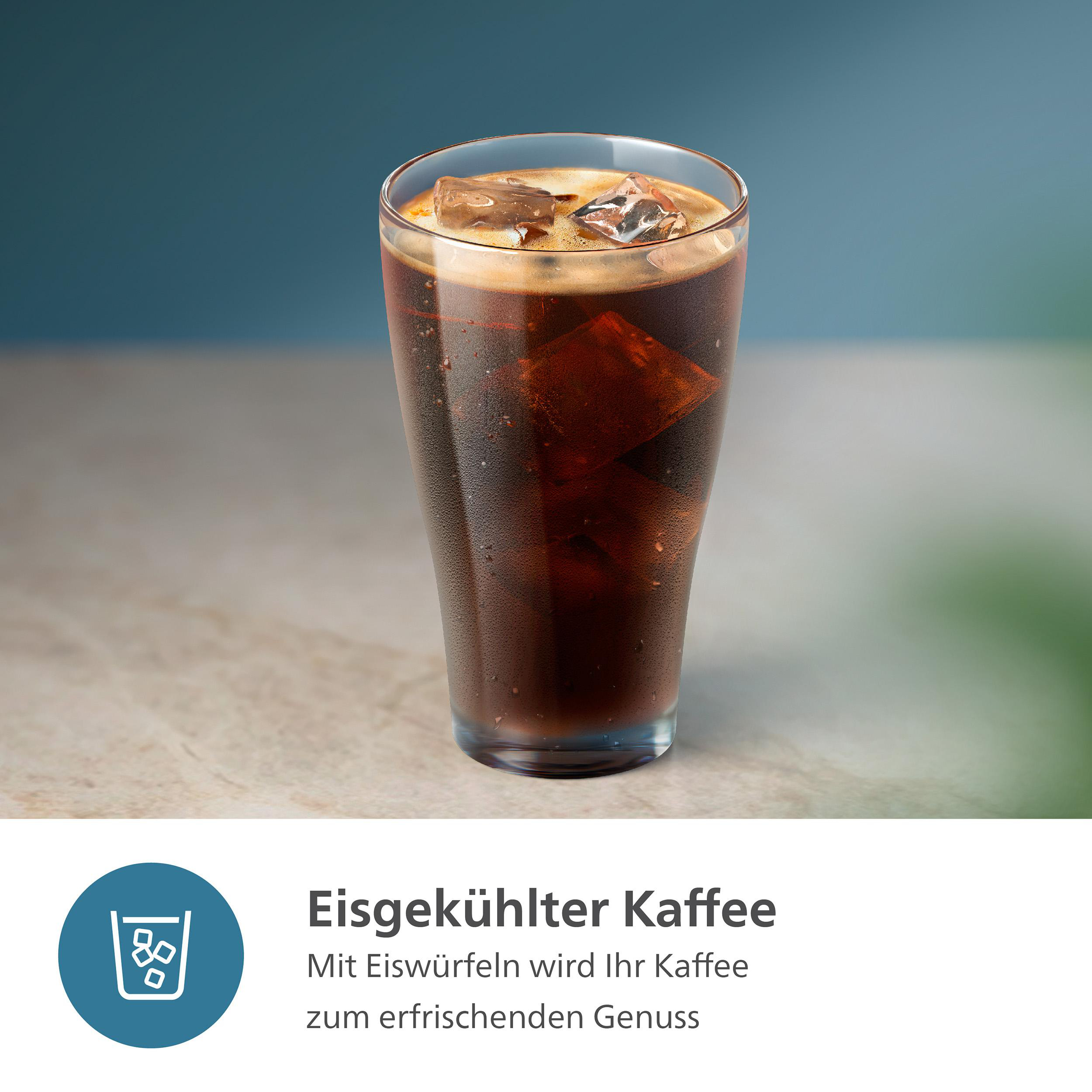Glas Eiskaffee mit Eiswürfeln und blauer Kreis mit einem Symbol.