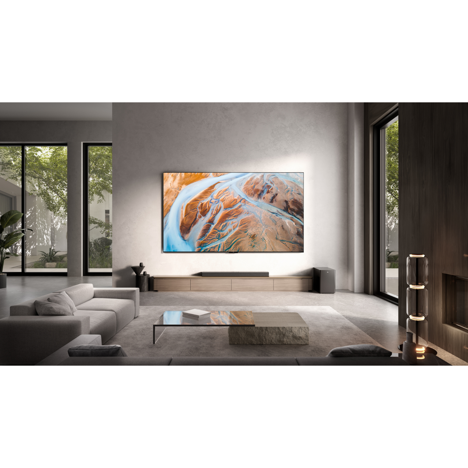 Moderne woonkamer met een grote tv die een landschapsafbeelding weergeeft. Neutrale kleuren, natuurlijk licht.