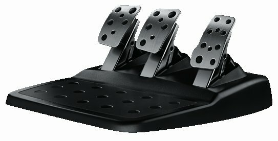 Czarne pedały wyścigowe Logitech na czarnej podstawie. Trzy pedały ze srebrnymi powierzchniami. Studio.