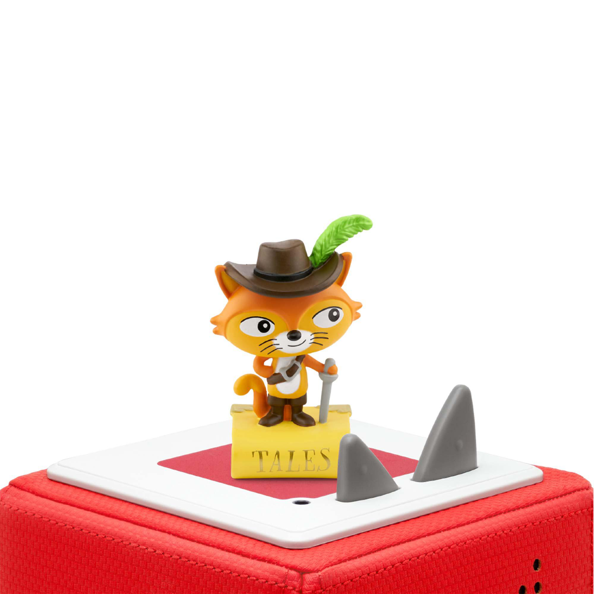Eine Katzenspielfigur auf einem roten Block, mit grünem Federhut und Haifischflossen.