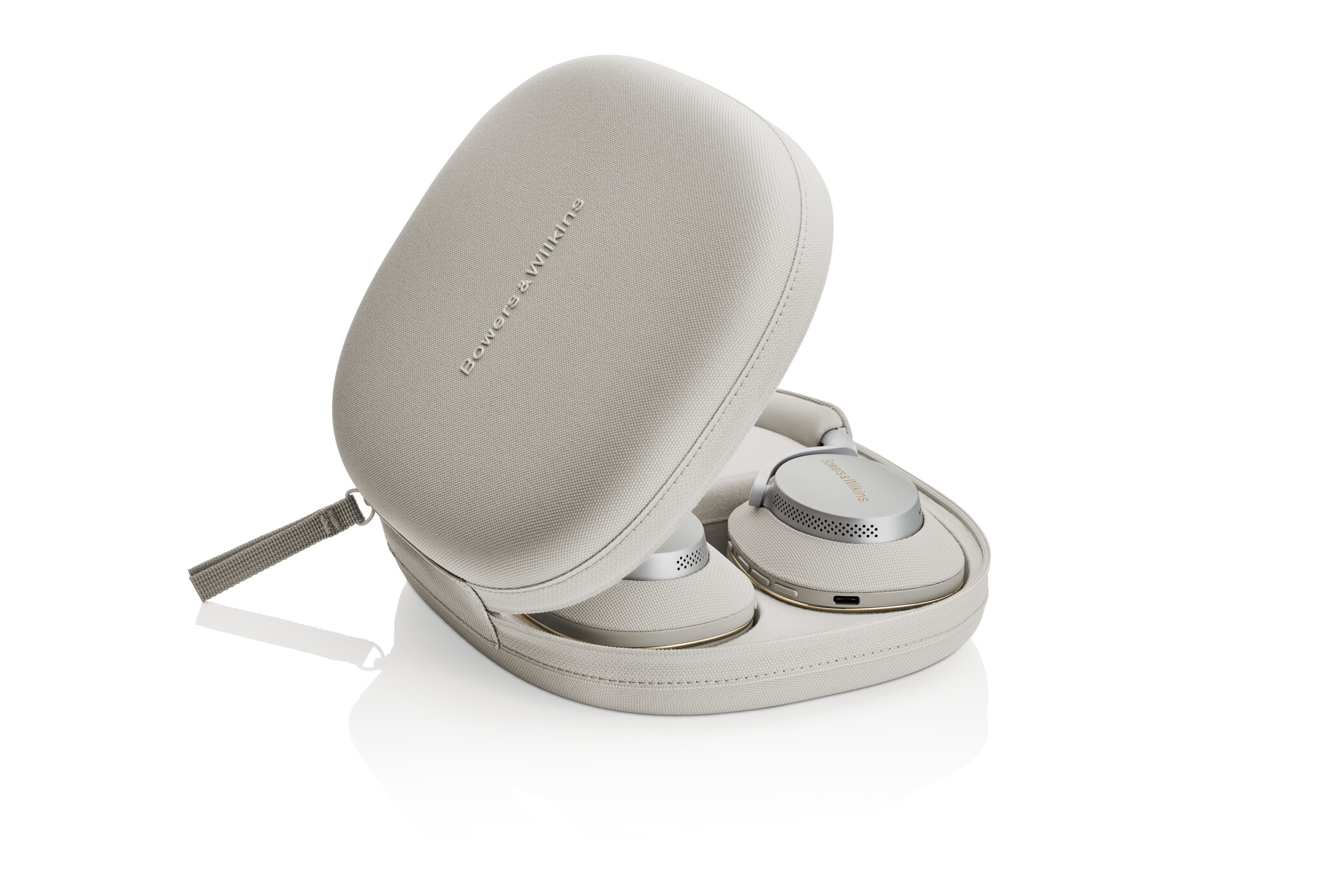 Offene hellgraue Bowers & Wilkins Kopfhörer in einem passenden Etui auf weißem Hintergrund.