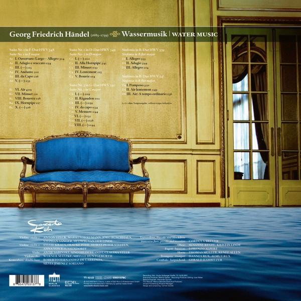 Blaues Sofa in einem Raum mit Fenster und Wasserspiegelungen. Text an der Wand.