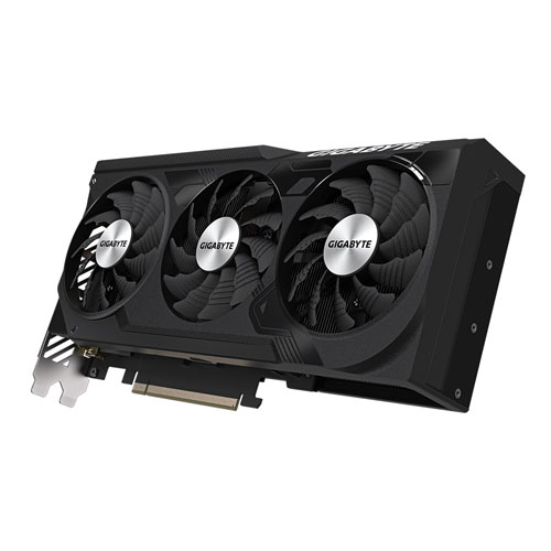Üç fanlı, GIGABYTE logolu ve gümüş braketli siyah GPU.