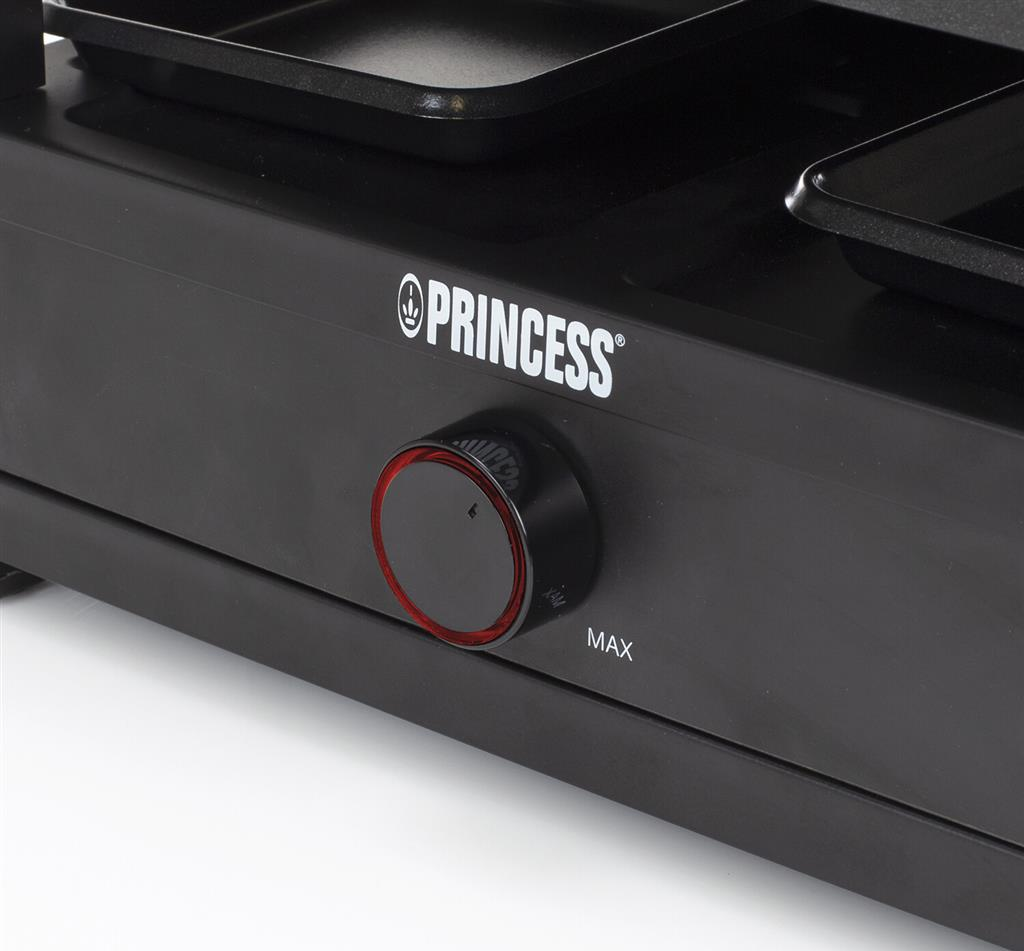 Gros plan d'un grill à raclette noir avec un cadran et le mot 'PRINCESS'.