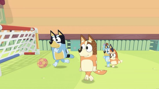 Bluey-personages die voetballen. Een voetbal ligt op het groene gras. De achtergrond is een huis.