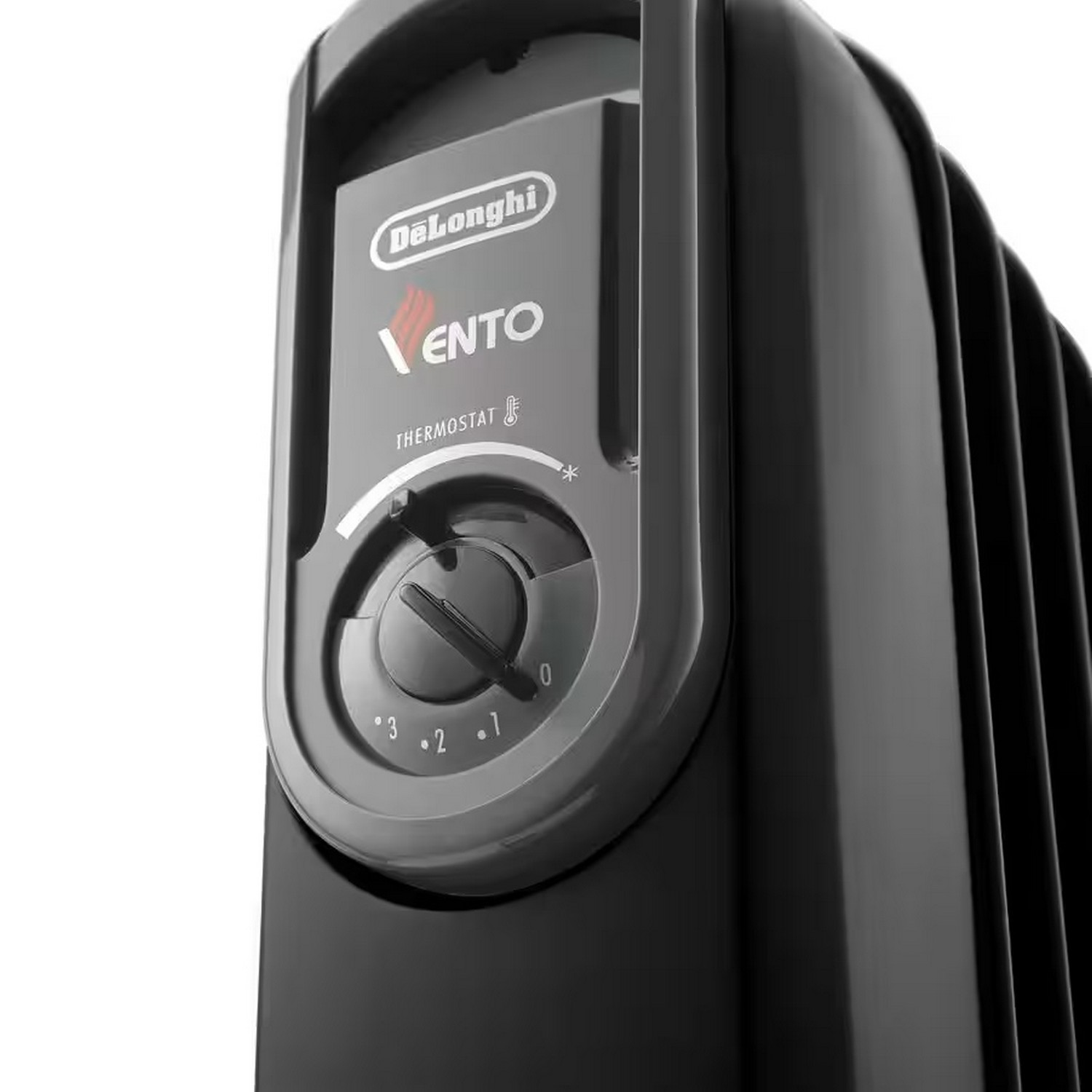 Gros plan sur le panneau de commande d'un radiateur électrique noir. Cadran avec chiffres et icône de flamme.