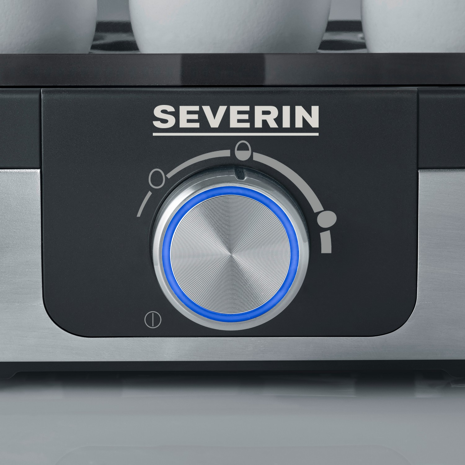 Gros plan d'un bouton de commande SEVERIN avec anneau bleu et réglages.