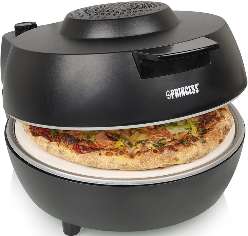 Un four à pizza noir Princess est ouvert, révélant une pizza cuite sur une pierre blanche. Le four a une poignée et un évent.