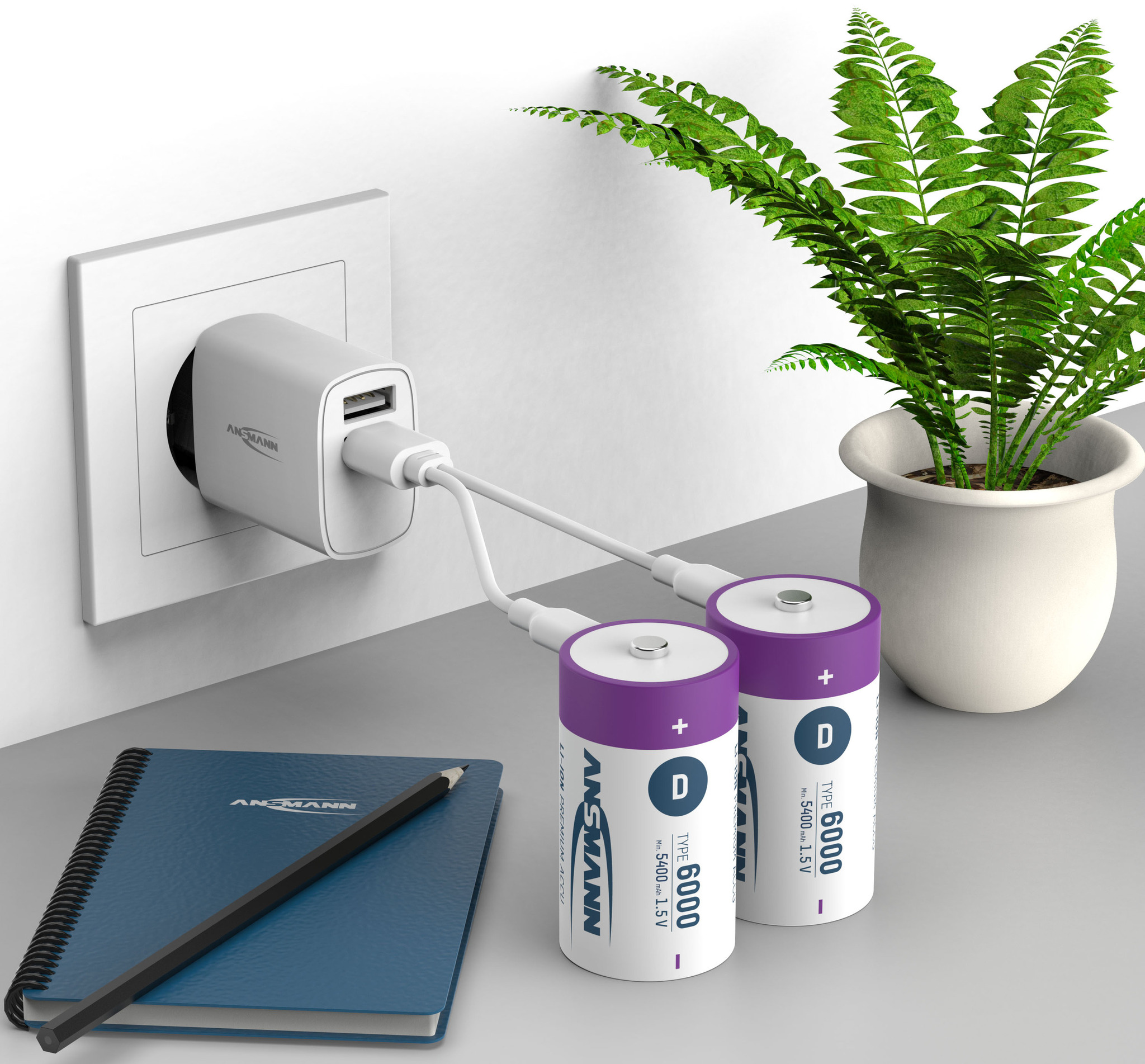Un chargeur branché dans un mur, chargeant deux piles D violettes et blanches.
