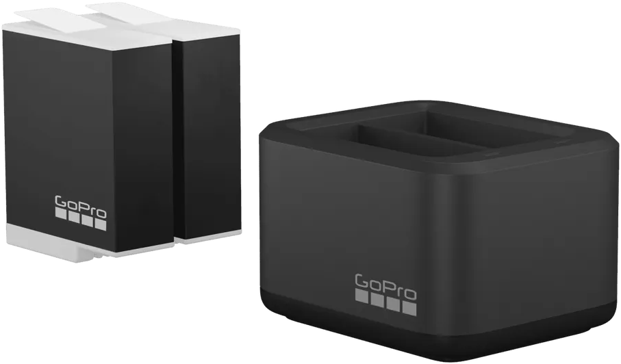 Két fekete GoPro töltő, az egyik egy két akkumulátoros töltő, a másik egy töltőállomás.