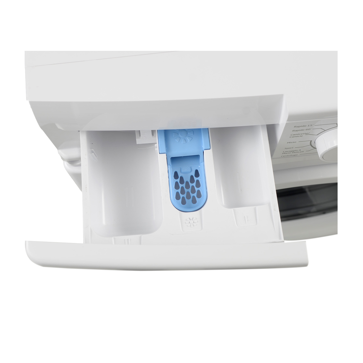 Primo piano di un cassetto del detersivo bianco della lavatrice con scomparti e un dosatore del detersivo blu.