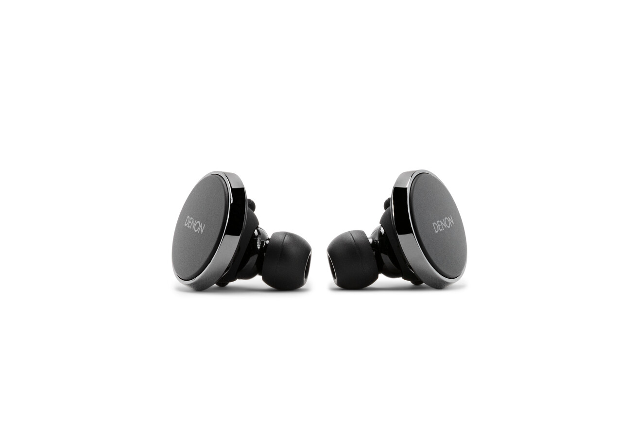 Zwei schwarze Denon Ohrhörer auf weißem Hintergrund, Design und Branding zeigend.