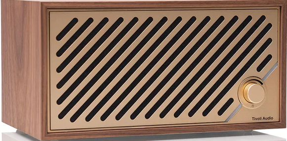 Une radio en bois avec une grille dorée. La grille a des lignes noires diagonales. Un bouton doré est à droite. La marque est visible.