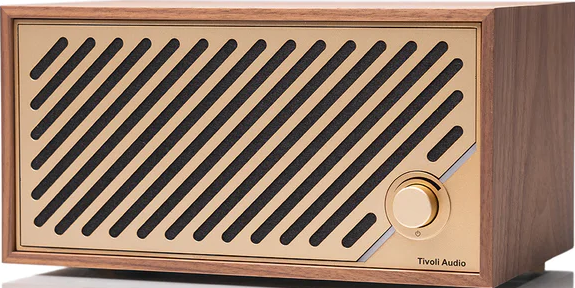 Une radio en bois avec un cache-haut-parleur doré à lignes diagonales. Un bouton est à l'avant.