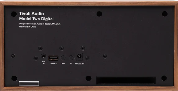 L'arrière d'un haut-parleur Tivoli Audio Model Two Digital. Il comporte des ports de connexion et le texte: 'Tivoli Audio' et 'Model Two Digital'.