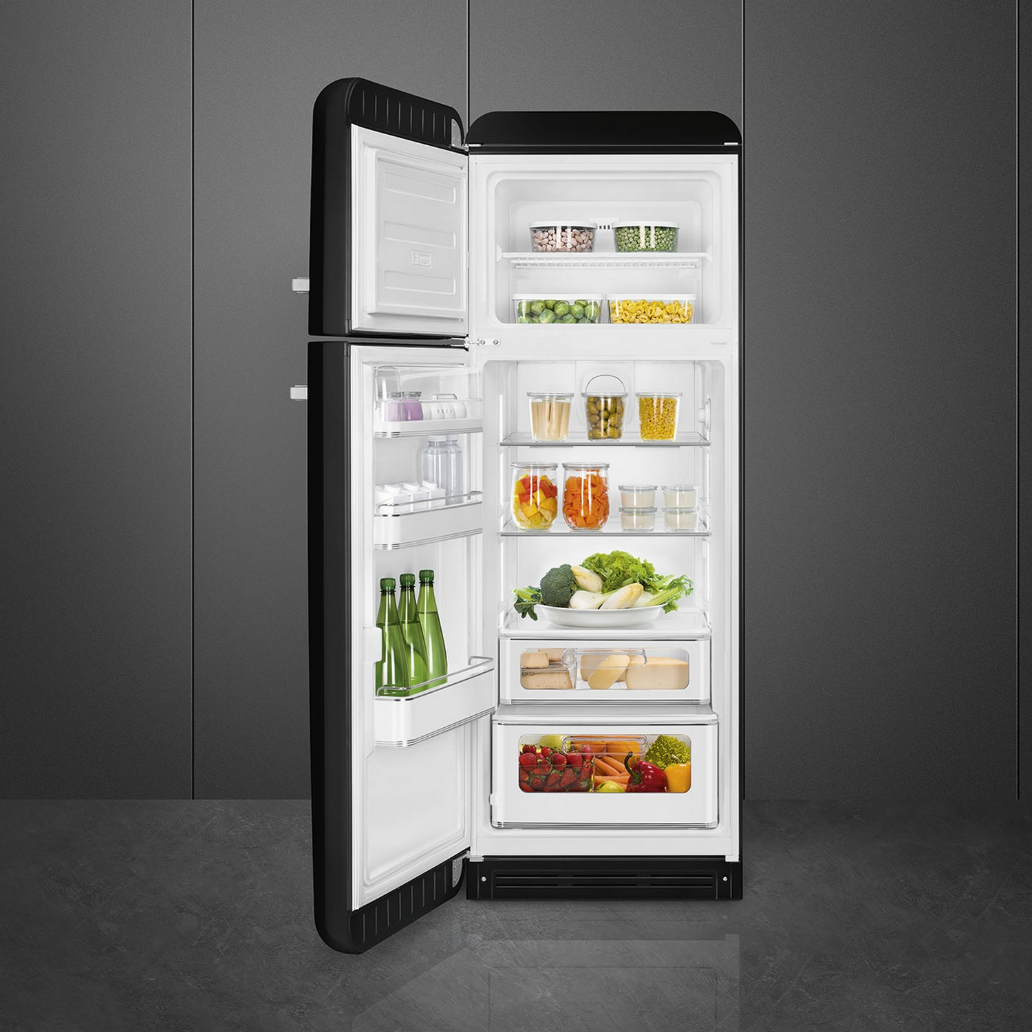 Zwart-witte Smeg koelkast, open. Schappen gevuld met eten. Stijlvol design.