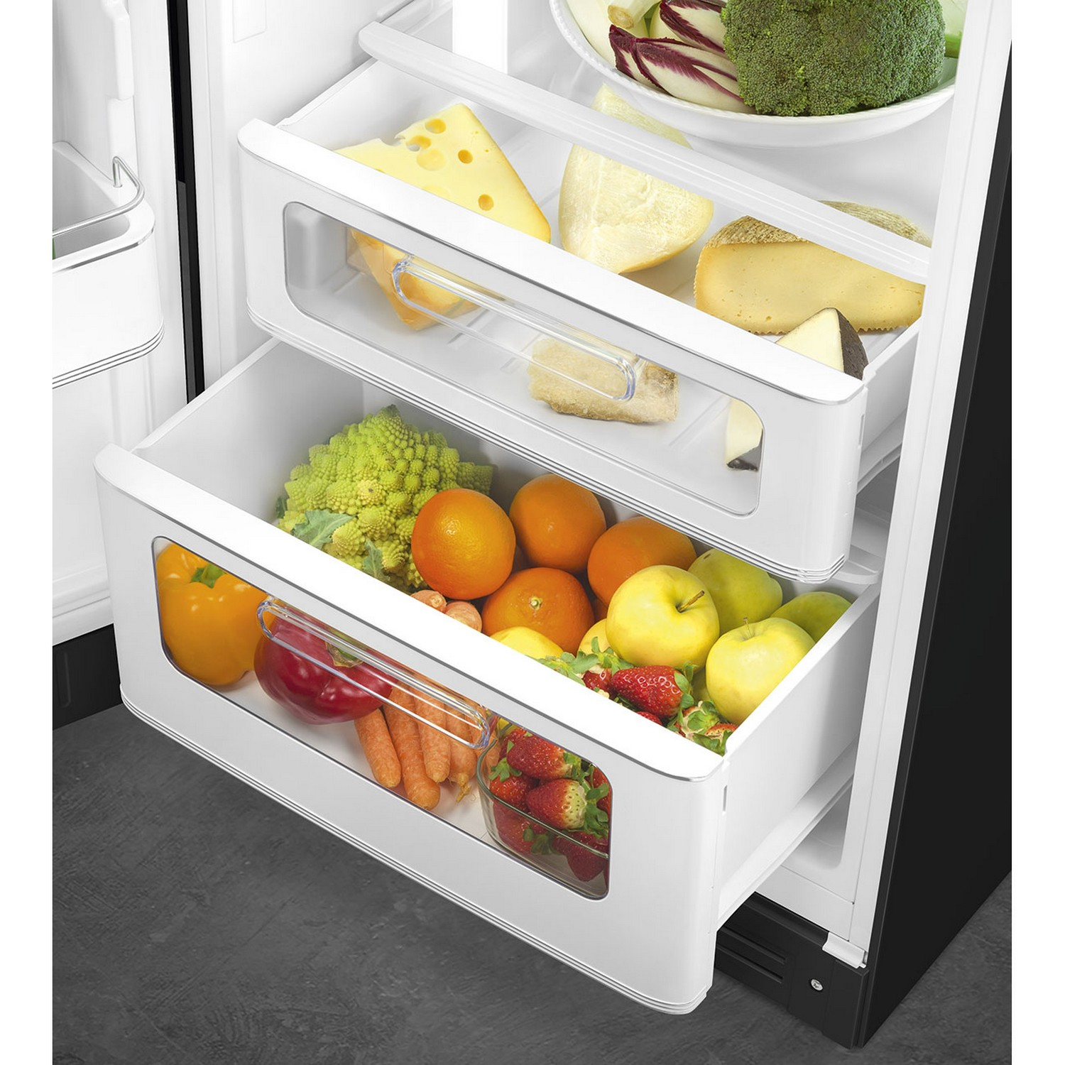 Koelkastinterieur met laden vol groenten en fruit.