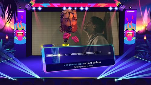 Una captura de pantalla de un juego de karaoke con un avatar de dibujos animados en un escenario y letras en pantalla.