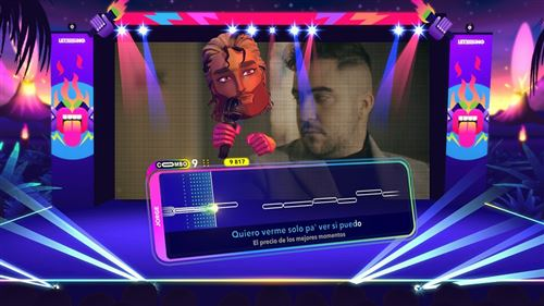 Una pantalla de videojuego muestra una escena de karaoke con un cantante y letras, bajo luces de escenario.