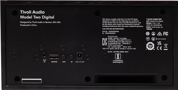 Panneau arrière noir d'appareil audio avec texte, ports et logos. Comprend le nom du modèle, les détails du fabricant et les informations réglementaires.