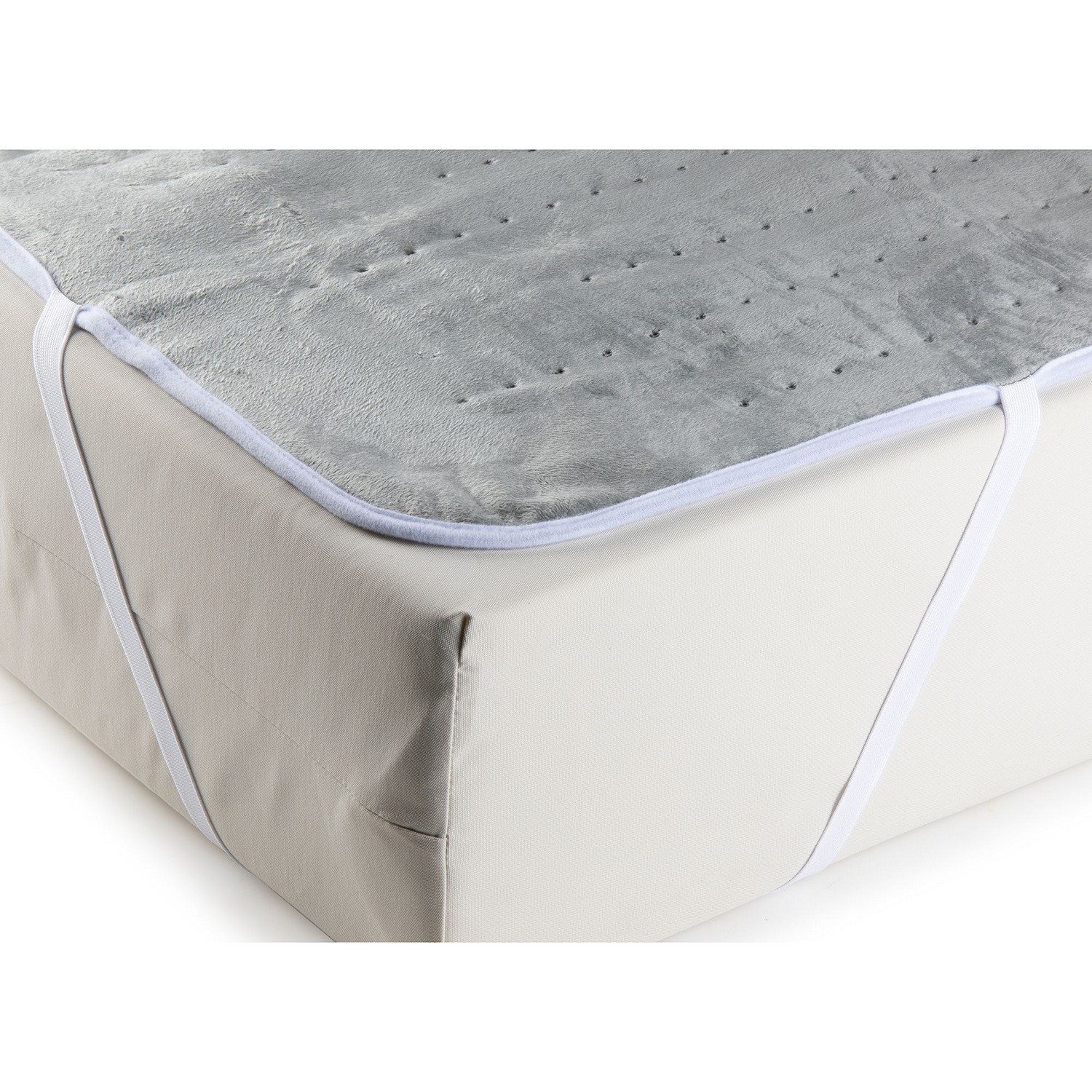 Un lit avec un drap-housse et une couverture grise texturée. Bordure et sangles blanches fixent le drap.