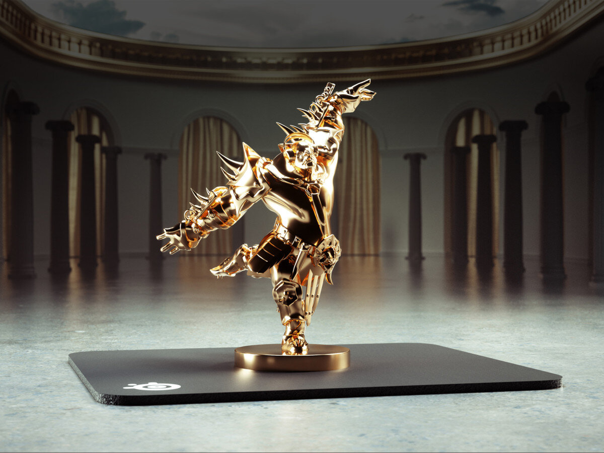 Złota figurka wojownika na czarnej macie, w wielkiej sali z kolumnami i marmurową podłogą.