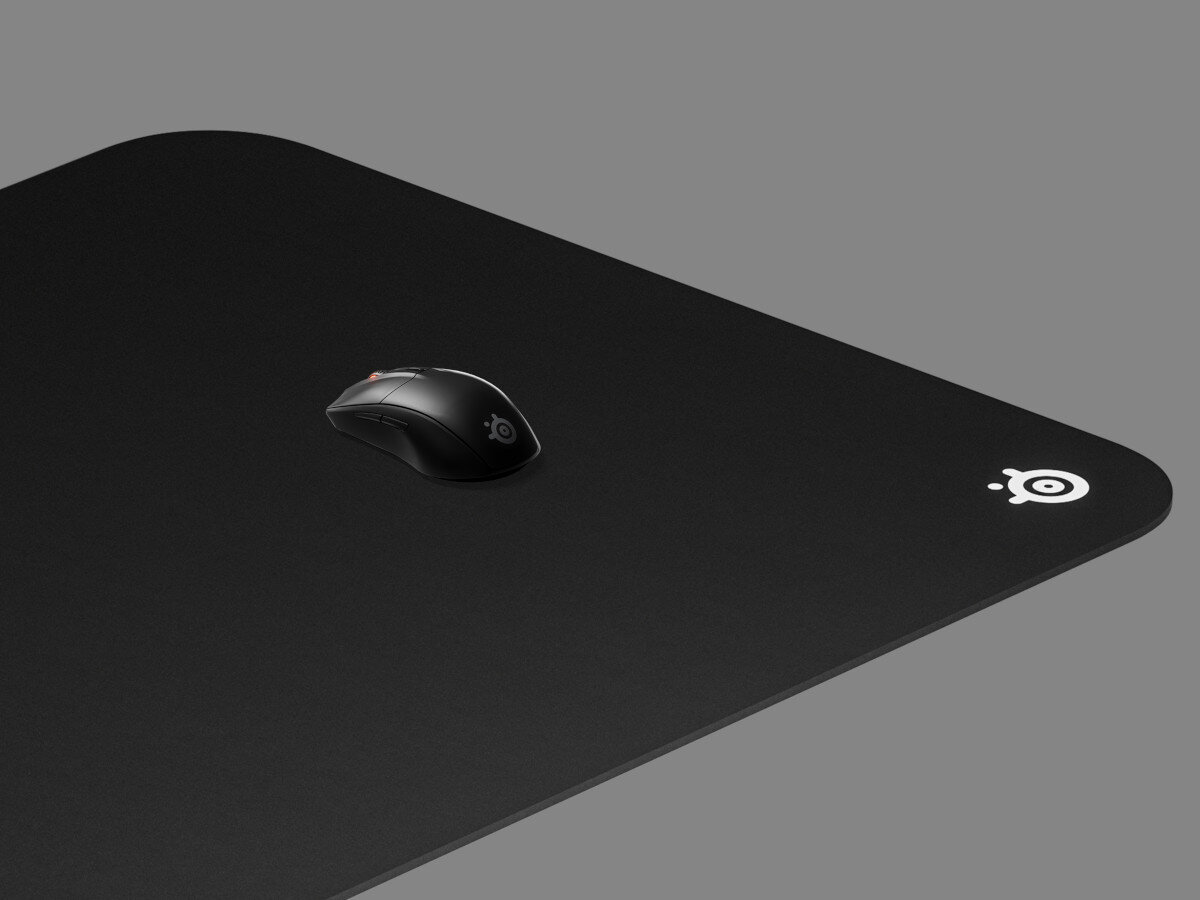 Czarna mysz na czarnej podkładce. Szare tło z logo SteelSeries.