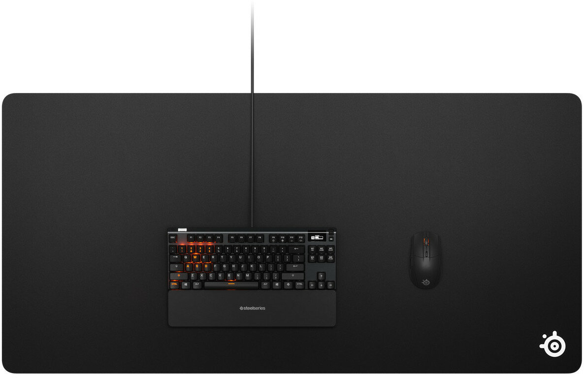 Czarna klawiatura, mysz i podkładka pod mysz. Klawiatura ma pomarańczowe klawisze. Białe tło.