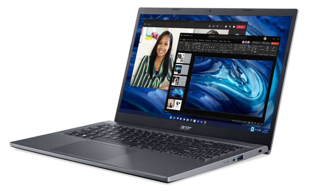 Laptop wyświetla rozmowę wideo z uśmiechniętą kobietą i slajdy prezentacji na ekranie.