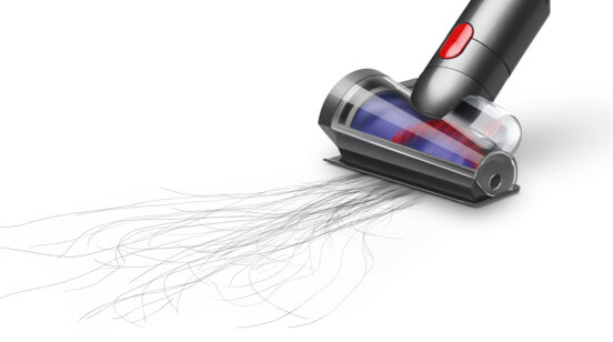 Głowica odkurzacza Dyson usuwająca włosy z białej powierzchni, ślady włosów.