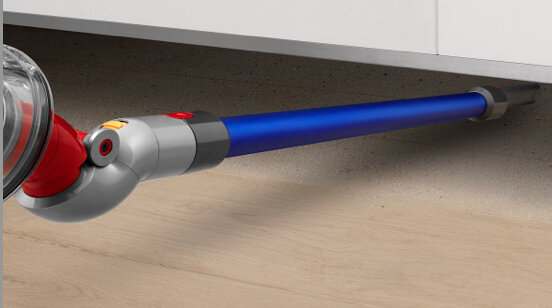 Dysza odkurzacza czyszcząca pod szafką. Niebieskie przedłużenie z czerwonymi i szarymi akcentami.