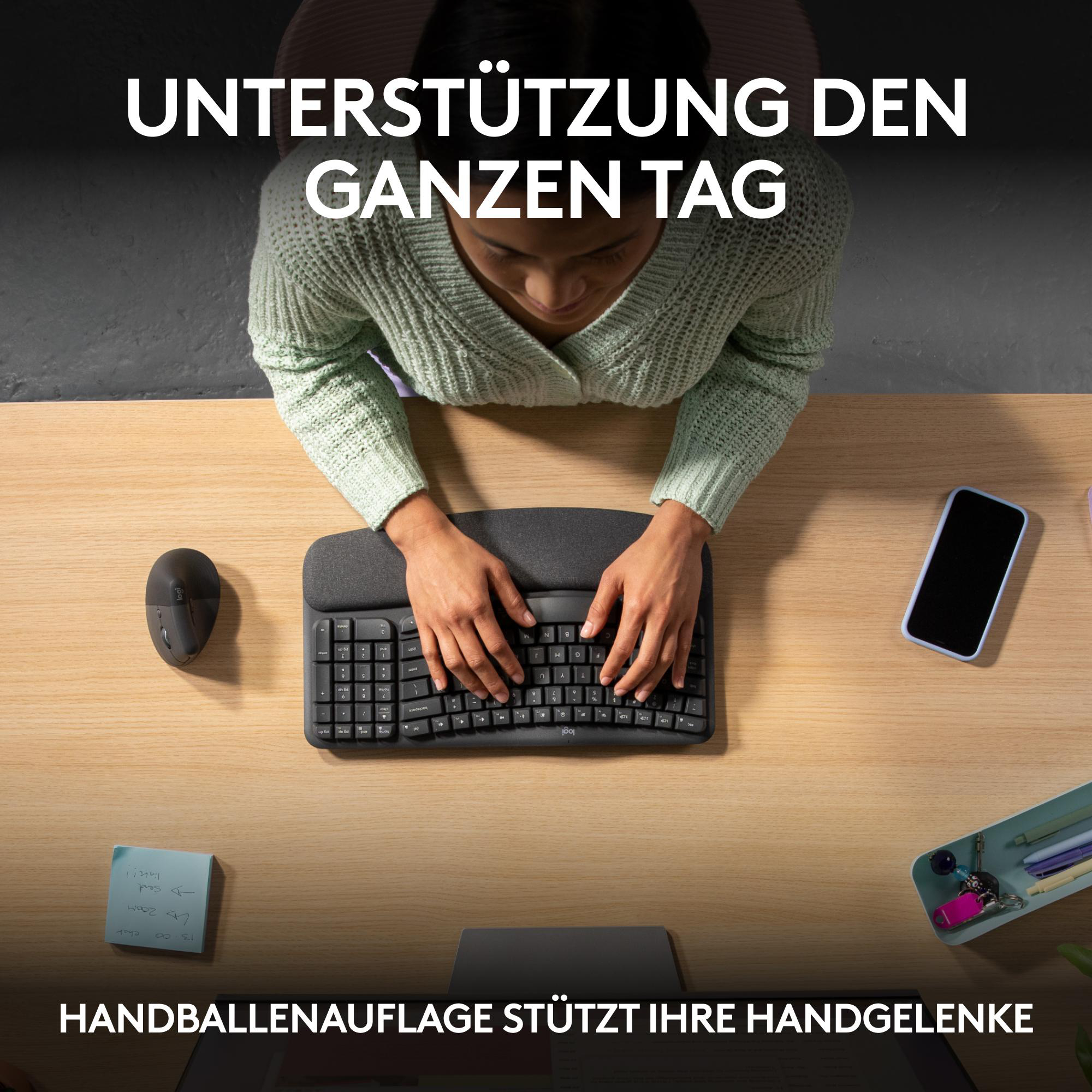 Frau benutzt ergonomische Tastatur. Text: Unterstützung den ganzen Tag. Handgelenkauflage stützt Handgelenke.