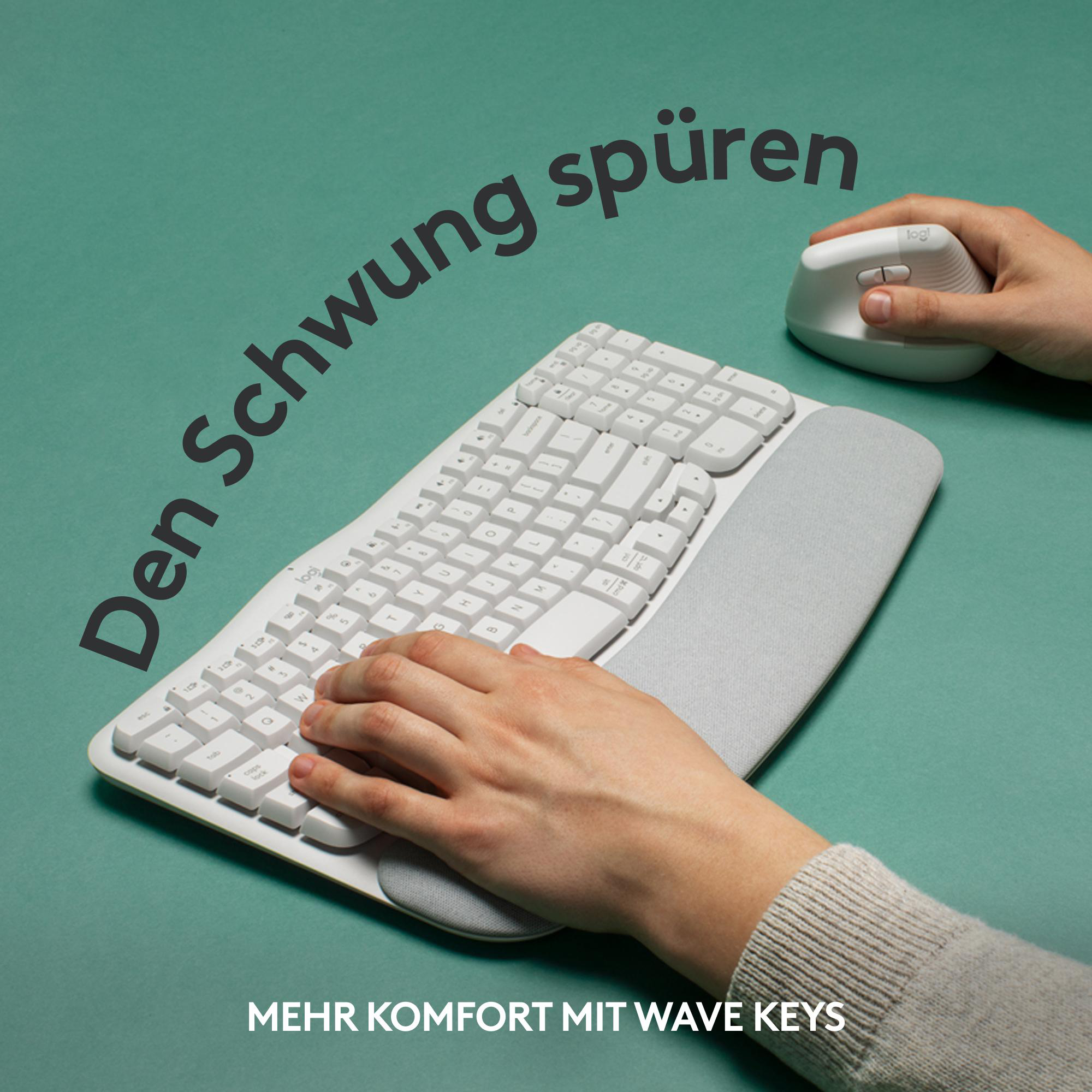 Hände auf einer weißen Tastatur mit grauer Handballenauflage, neben einer weißen Maus. Text: 'Den Schwung spüren'.