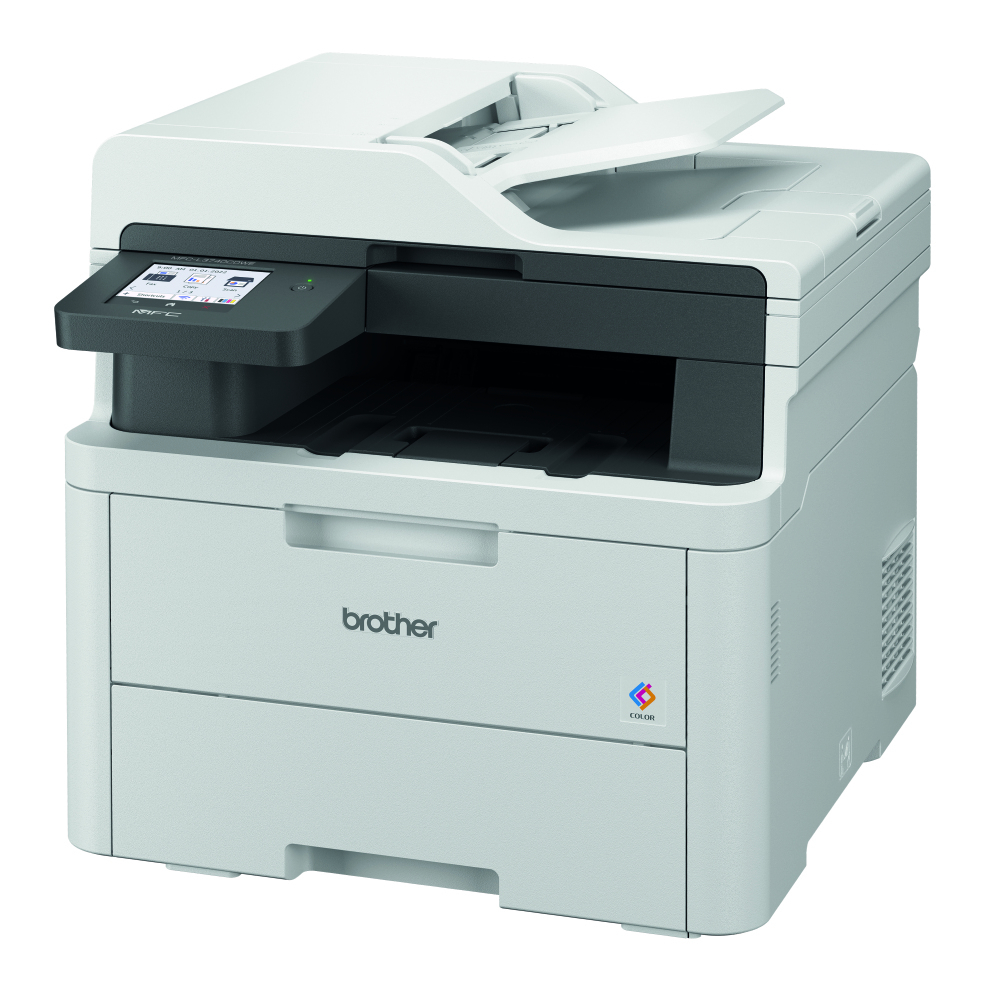 Weißer Brother Farbdrucker mit Papierschublade und geöffneter Oberseite. Auf weißem Hintergrund.