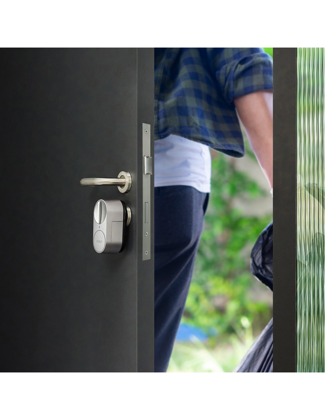 Cerradura inteligente en puerta negra. Hombre con bolsa a través de la puerta.