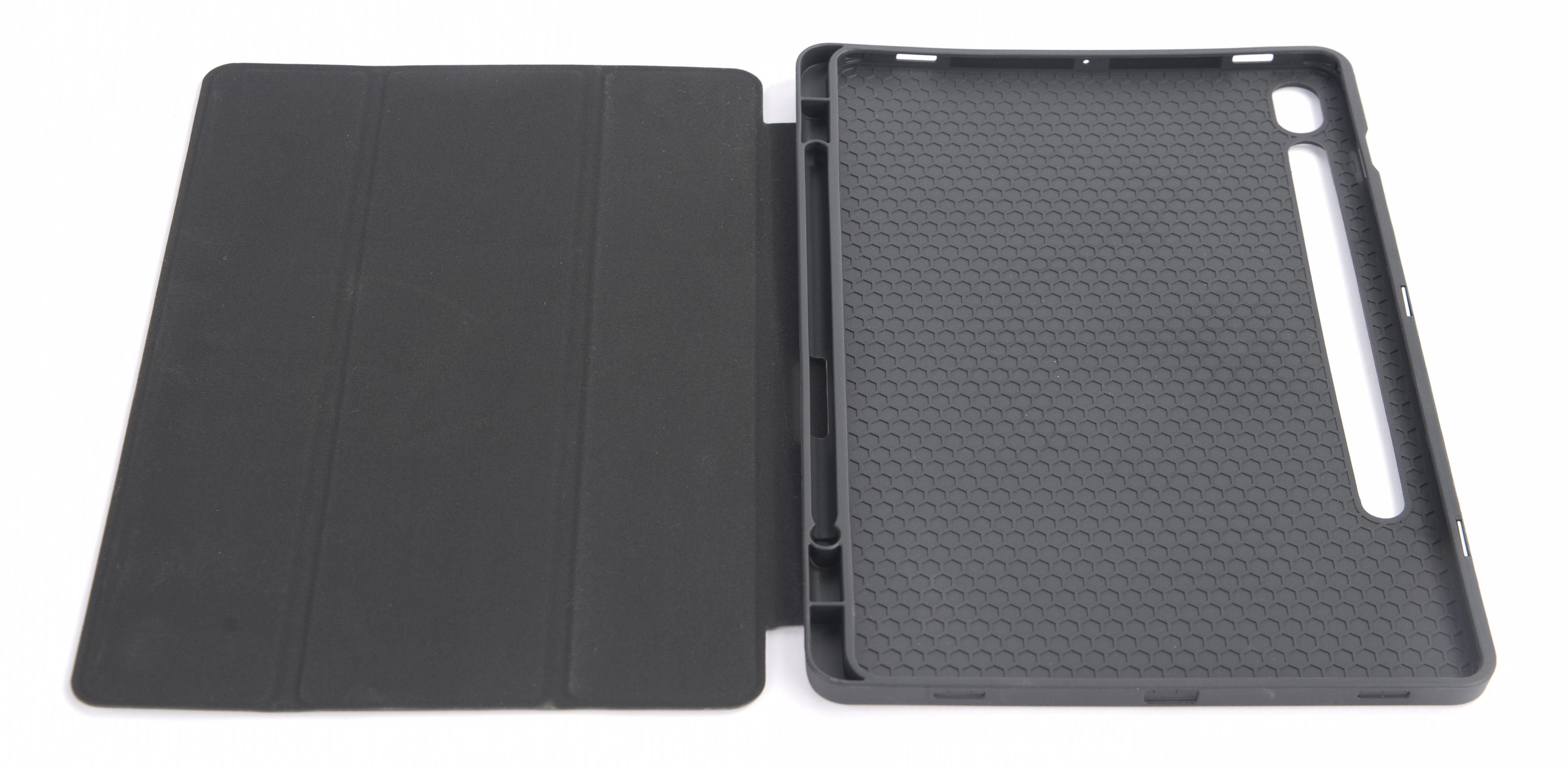 Geöffnete Tablet-Hülle. Schwarzer Deckel links, graue Hülle mit Stiftschlitz rechts.