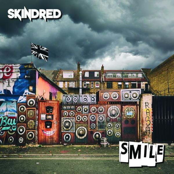 Album borító graffitivel és Union Jack zászlóval. A 'SMILE' szó a jobb alsó sarokban.