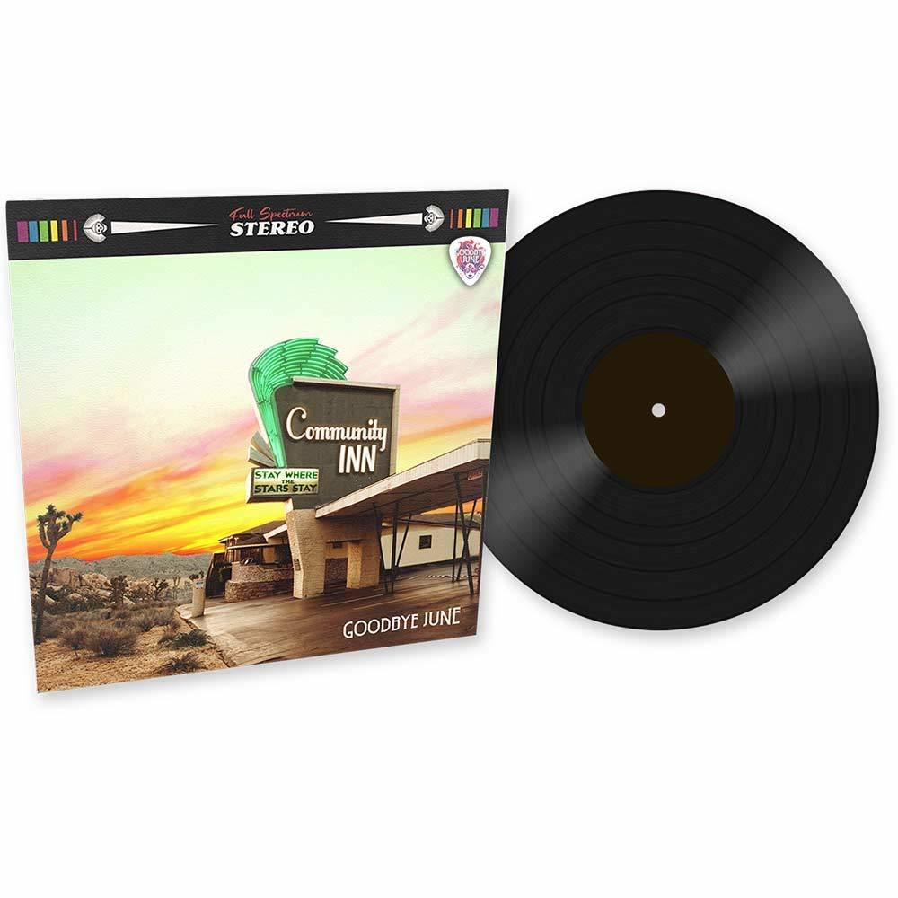 Vinyl lemez és albumborító egy sivatagi motel jelenettel. A szöveg azt mondja: 'Community Inn', 'Goodbye June'.