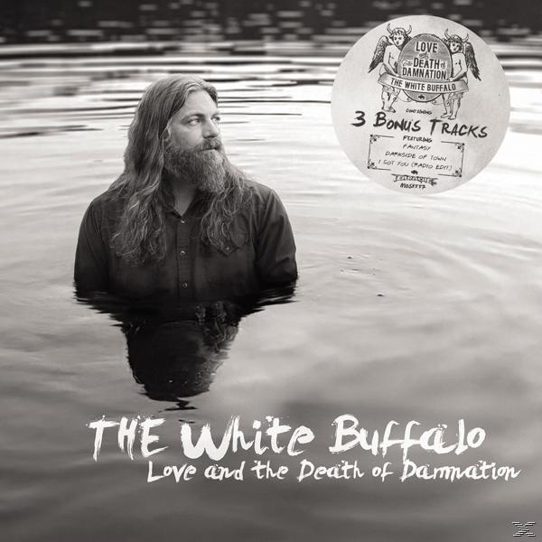 Hosszú hajú férfi a vízben, egy nagylemezzel. A nagylemez szerint: The White Buffalo, Love and Damnation.