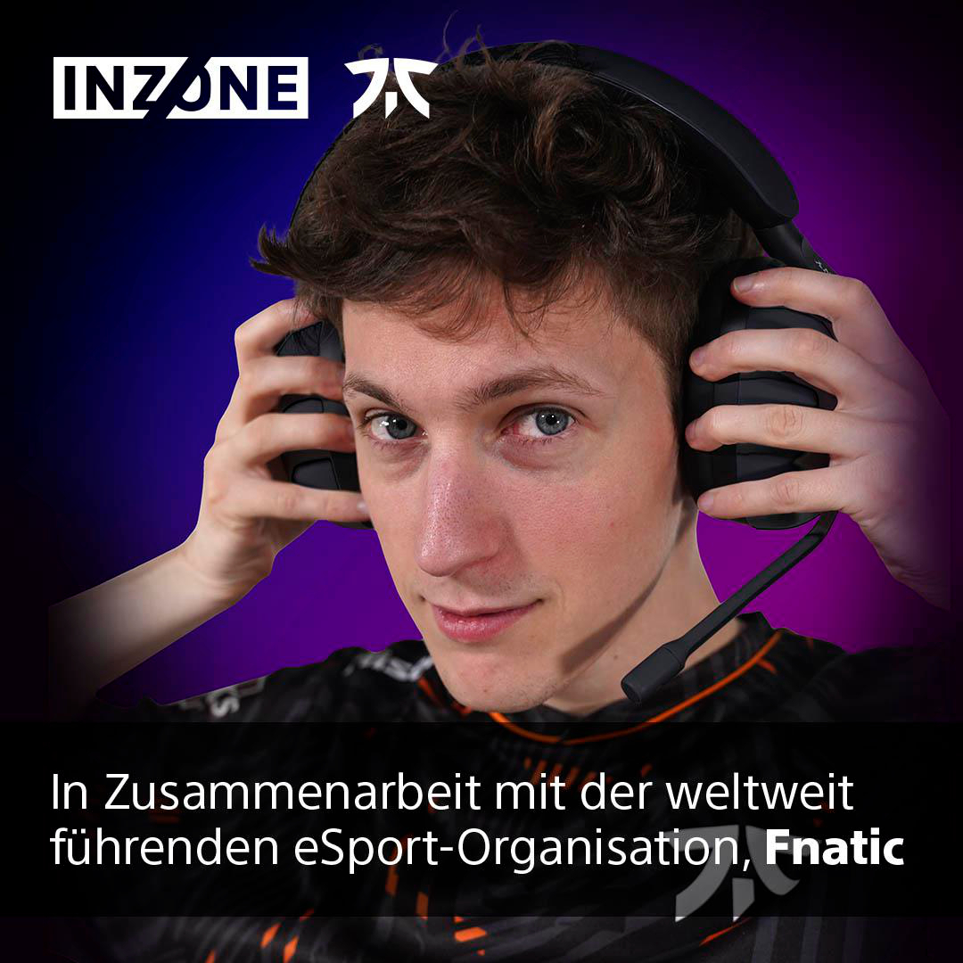 Ein junger Mann mit Headset, der in die Kamera lächelt. Text oben und unten.