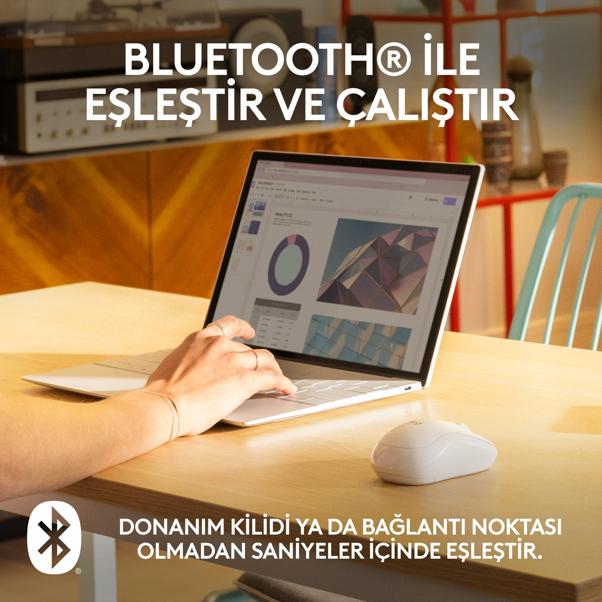 Bir dizüstü bilgisayar, fare ve klavyede bir el. Metin: Bluetooth ile eşleştir ve çalıştır.