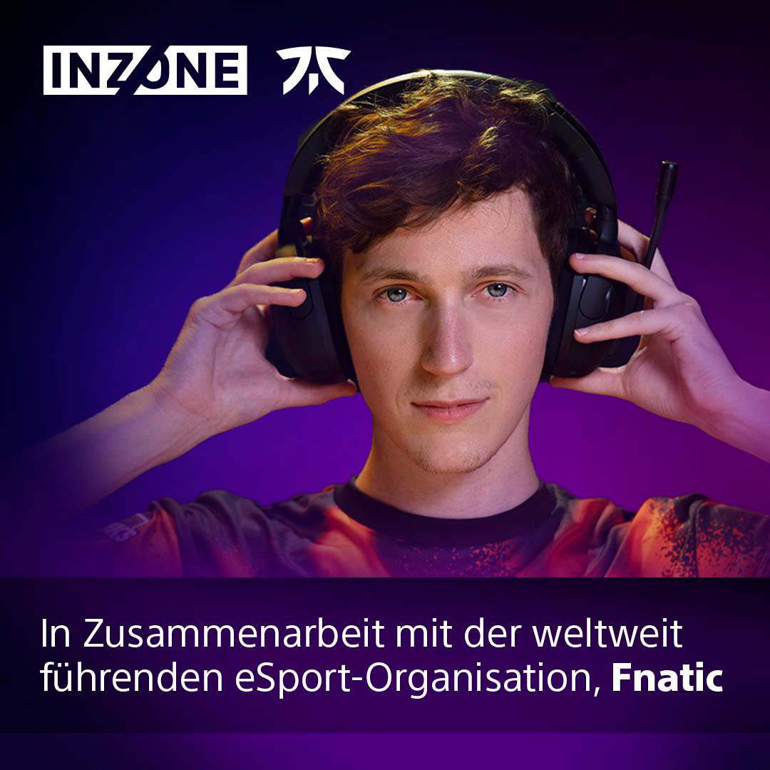 Ein Mann mit Kopfhörern, mit dem INZONE-Logo und einem Fnatic-Branding.