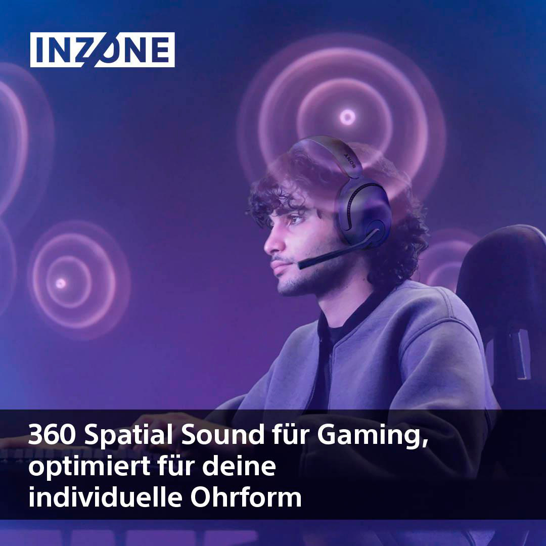 Ein Mann mit Gaming-Kopfhörern mit Mikrofon in einem violett beleuchteten Raum.