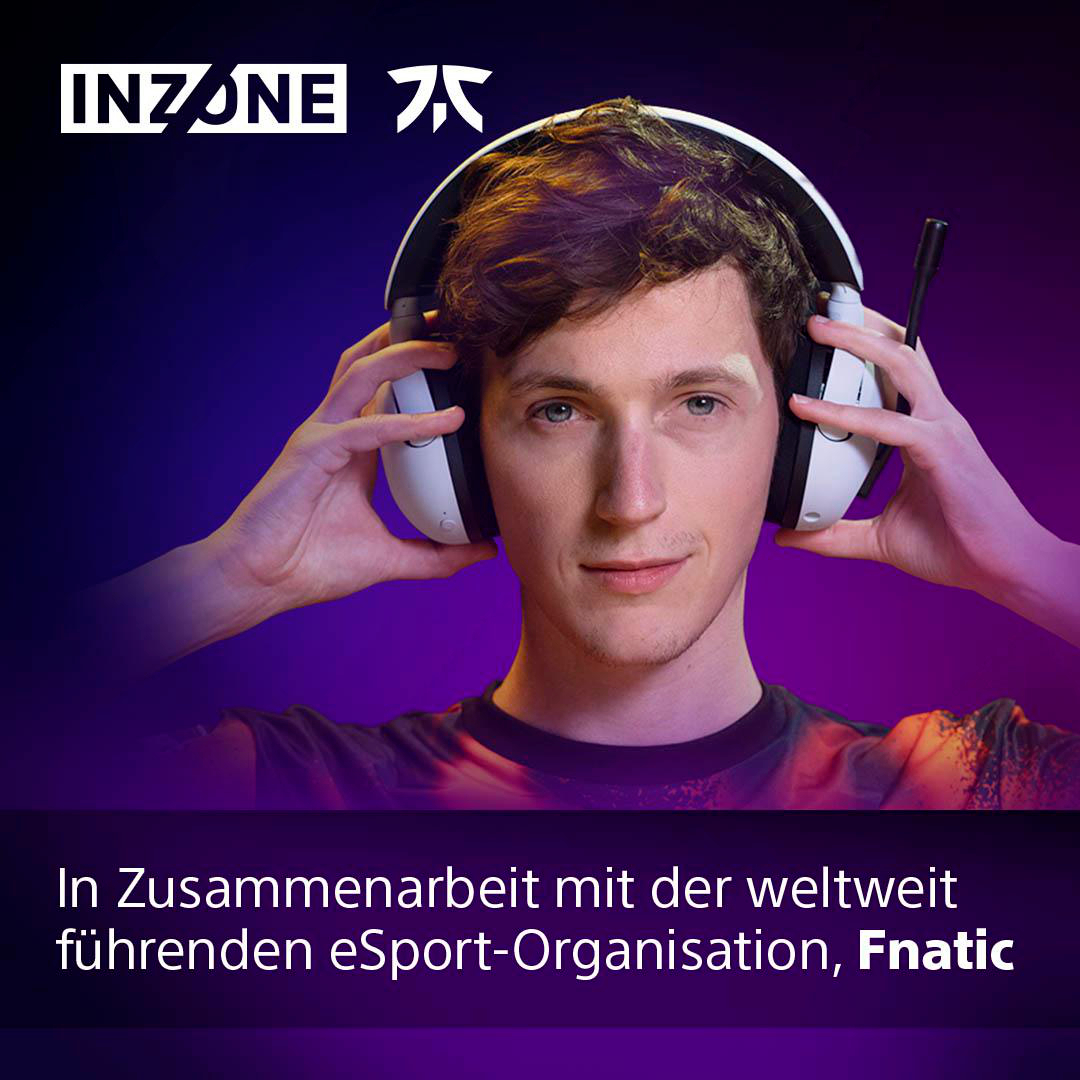 Ein Mann mit Headset lächelt. Die Logos von INZONE und Fnatic sind sichtbar.